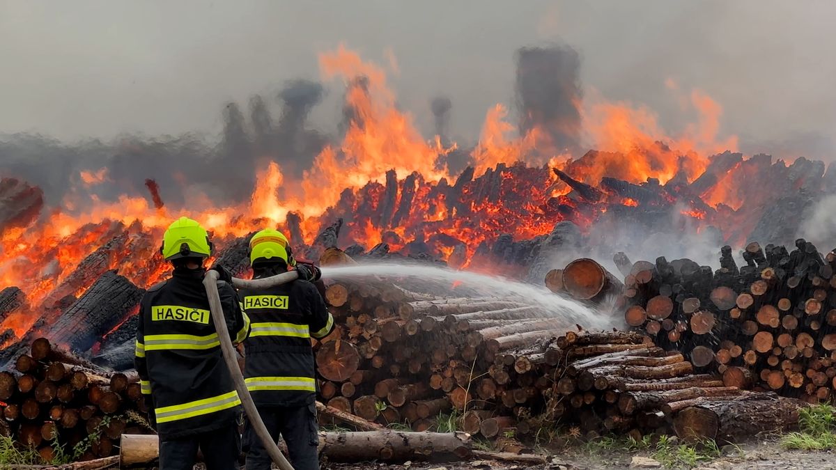 V Kladně hoří uskladněné dřevo, platí třetí stupeň poplachu